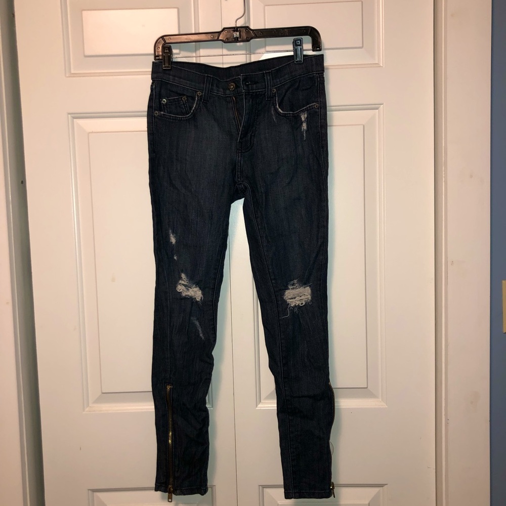 Distressed Skinny Jeans with Zipper details